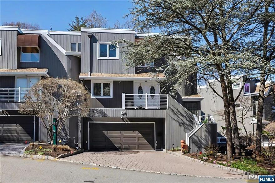 Open House Saturday, April 18th from 12:00m - 3:00pm and April 19th 1:00pm to 3:00pm.