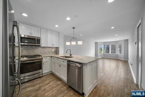 Photo of 504 Ellery Ct, Edgewater, NJ 07020 (MLS # 26032010)