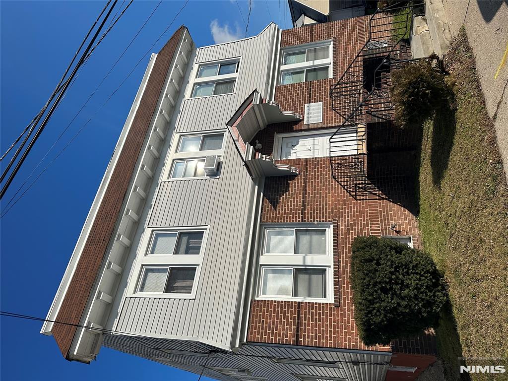 114 Delmar Pl, Irvington, New Jersey - 2 Bedrooms  
1 Bathrooms  
5 Rooms - 