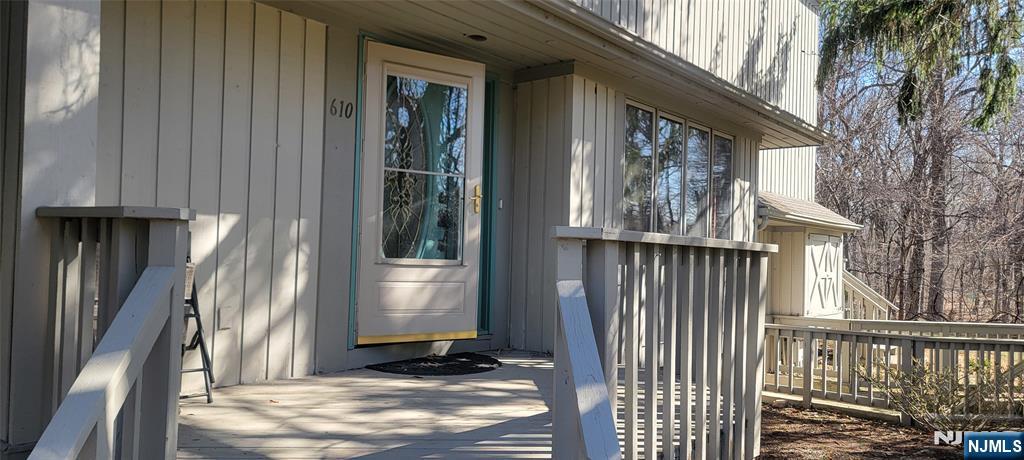 Rental Property at 610 Glasmere Rd, Mahwah, New Jersey - Bedrooms: 3 
Bathrooms: 3.5 
Rooms: 9  - $5,500 MO.