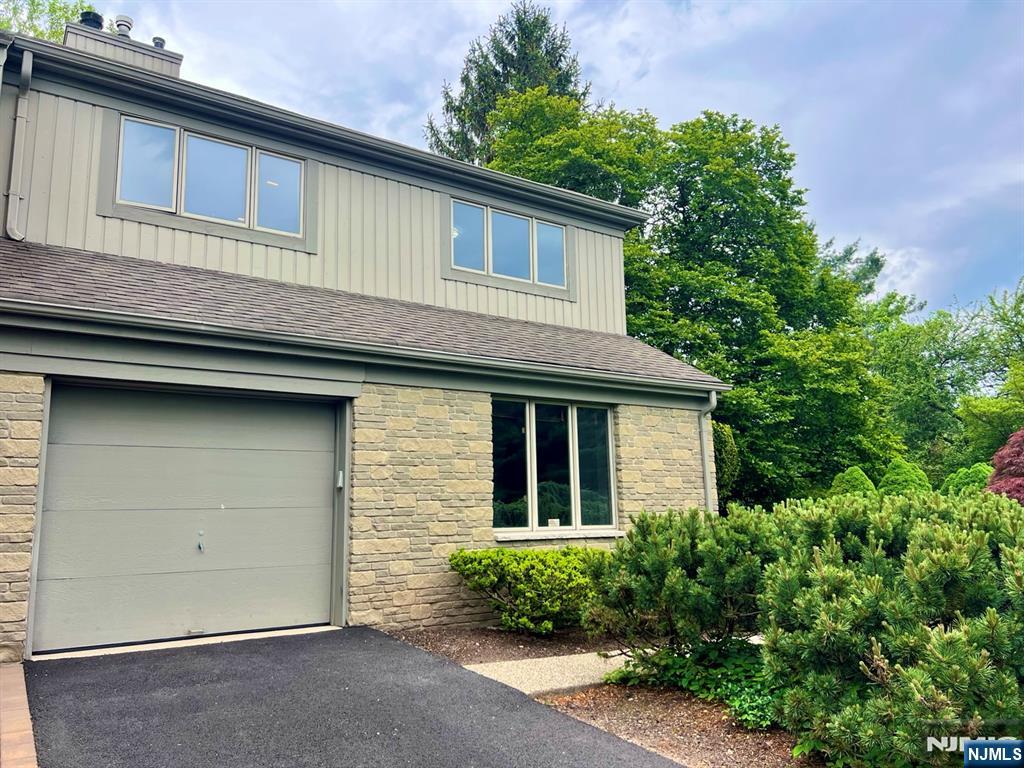 Rental Property at 610 Glasmere Rd, Mahwah, New Jersey - Bedrooms: 3 
Bathrooms: 3.5 
Rooms: 9  - $5,500 MO.