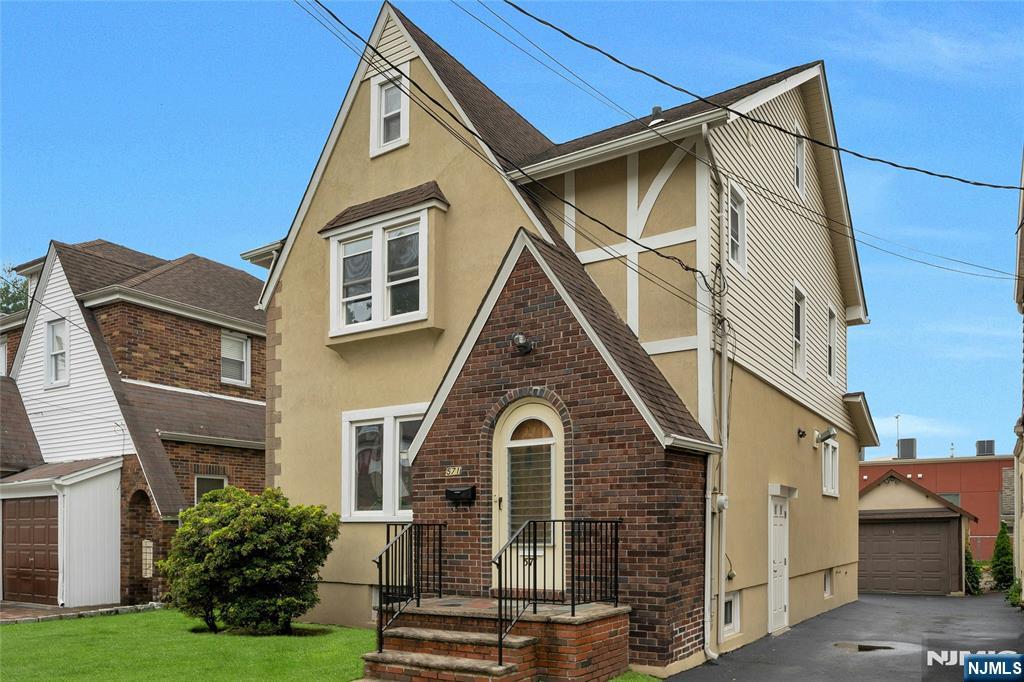 571 Monroe Place