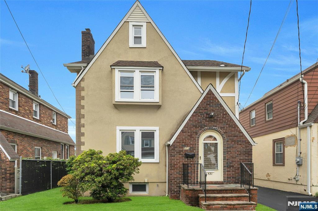 571 Monroe Place