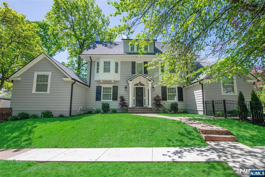 15 Highland Avenue, Glen Ridge, New Jersey - 5 Bedrooms  
5 Bathrooms  
11 Rooms - 