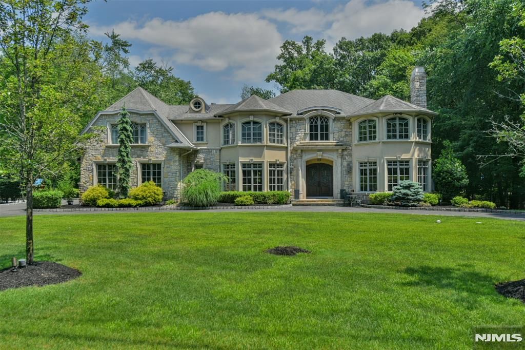 Photo of 67 Old Chimney Road, Upper Saddle River, NJ 07458 (MLS # 25016014)
