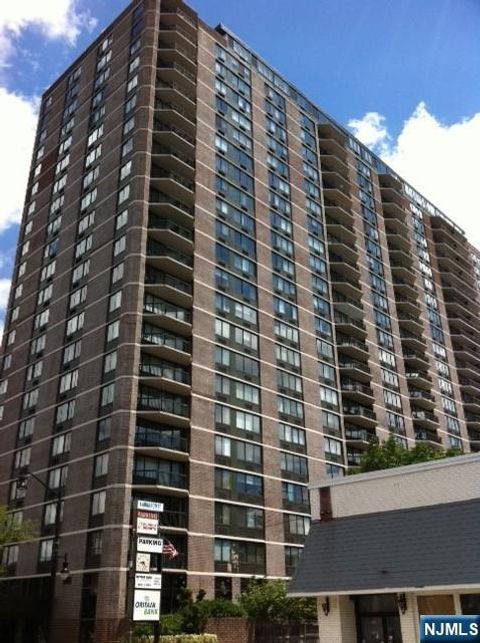 Photo of 770 Anderson Ave #11F, Cliffside Park, NJ 07010 (MLS # 26006840)