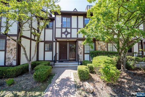 Photo of 506 Mark Twain Way, Mahwah, NJ 07430 (MLS # 25027405)