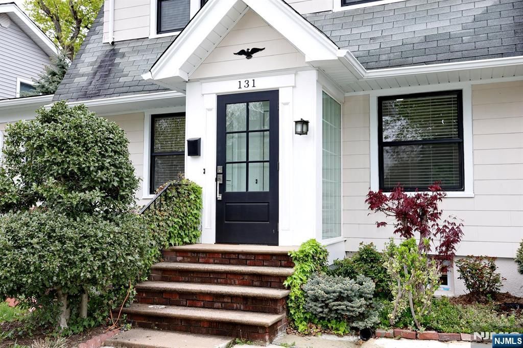 Photo of 131 Highwood Avenue, Leonia, NJ 07605 (MLS # 26014140)