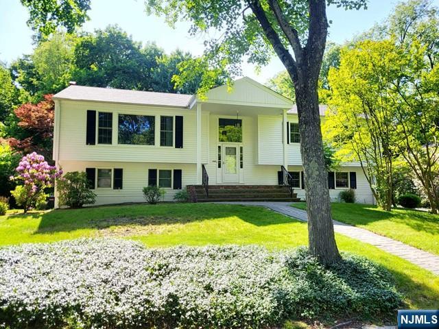 Rental Property at 7 Huguenot Ct, Tenafly, New Jersey - Bedrooms: 4 
Bathrooms: 3 
Rooms: 8  - $6,500 MO.