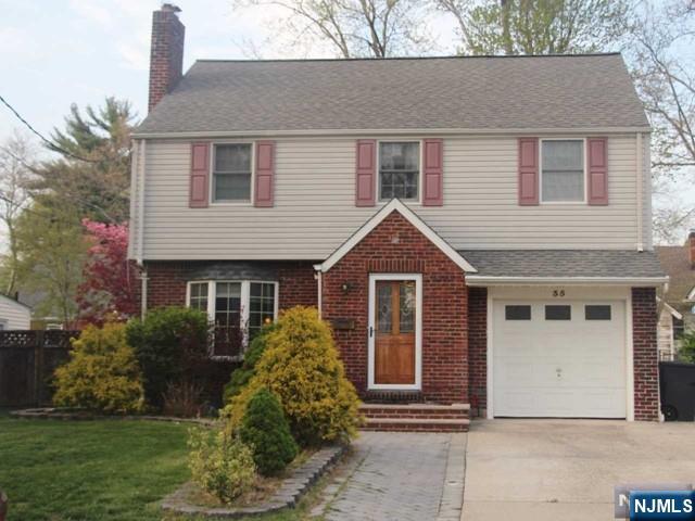 35 Bennett Rd, Teaneck, New Jersey - 4 Bedrooms  
3 Bathrooms  
8 Rooms - 