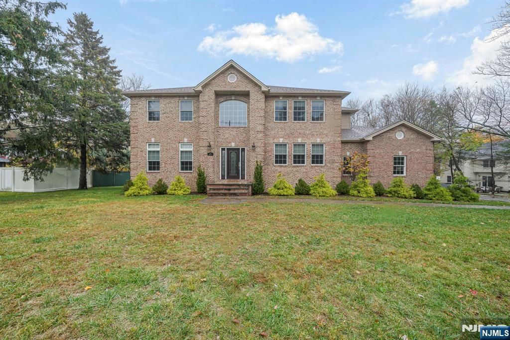 Photo of 277 Airmont Avenue, Mahwah, NJ 07430 (MLS # 25038956)