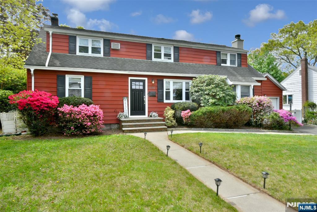 520 Elizabeth Street, New Milford, New Jersey - 4 Bedrooms  
3 Bathrooms  
10 Rooms - 