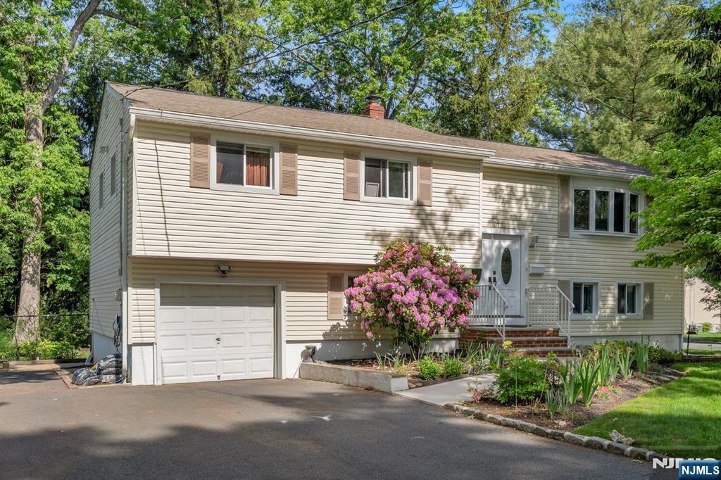 71 Glendale Avenue, Livingston, New Jersey - 4 Bedrooms  
3 Bathrooms  
11 Rooms - 