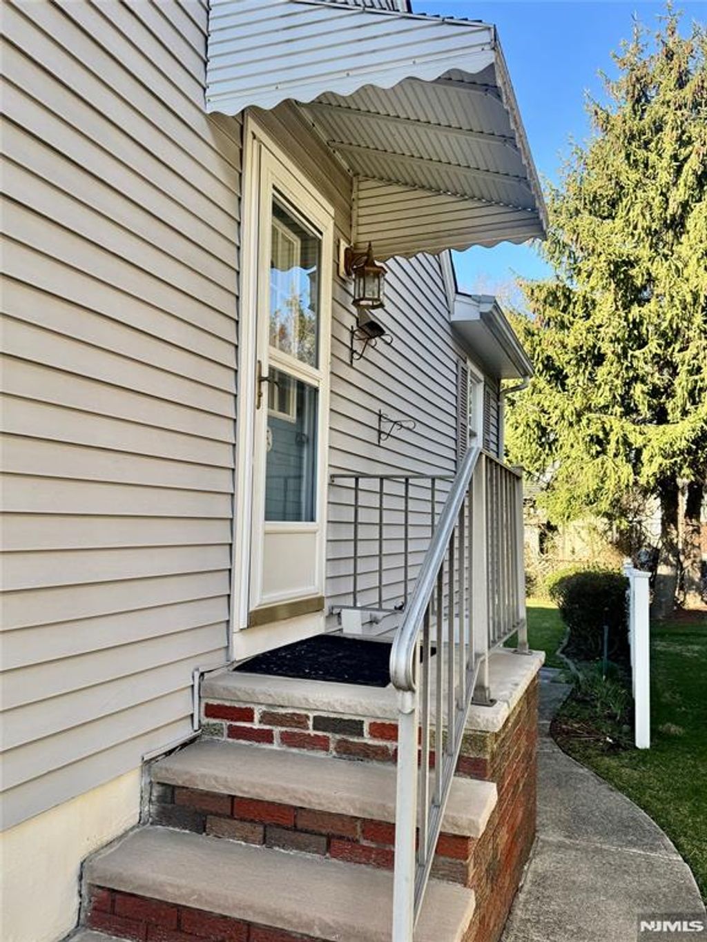 Photo of 689 Linden Avenue, Ridgefield, NJ 07657 (MLS # 26010049)