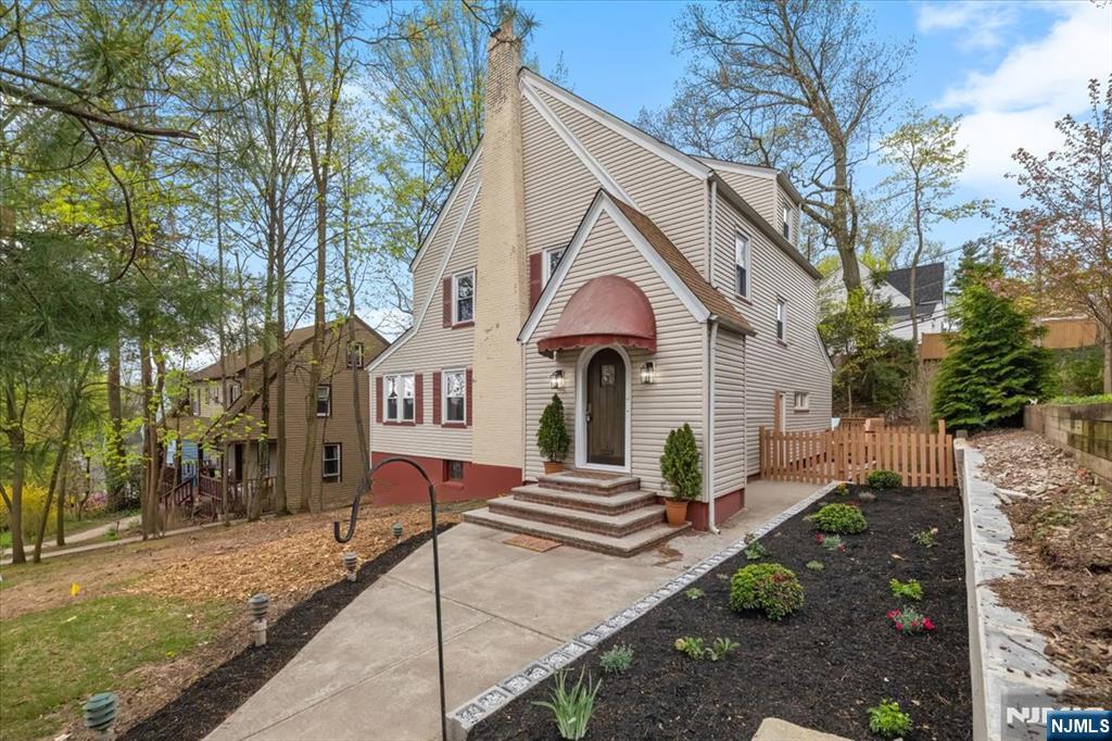 Property for Sale at 218 Conway Court, South Orange Village, New Jersey - Bedrooms: 4 
Bathrooms: 3 
Rooms: 10  - $899,000
