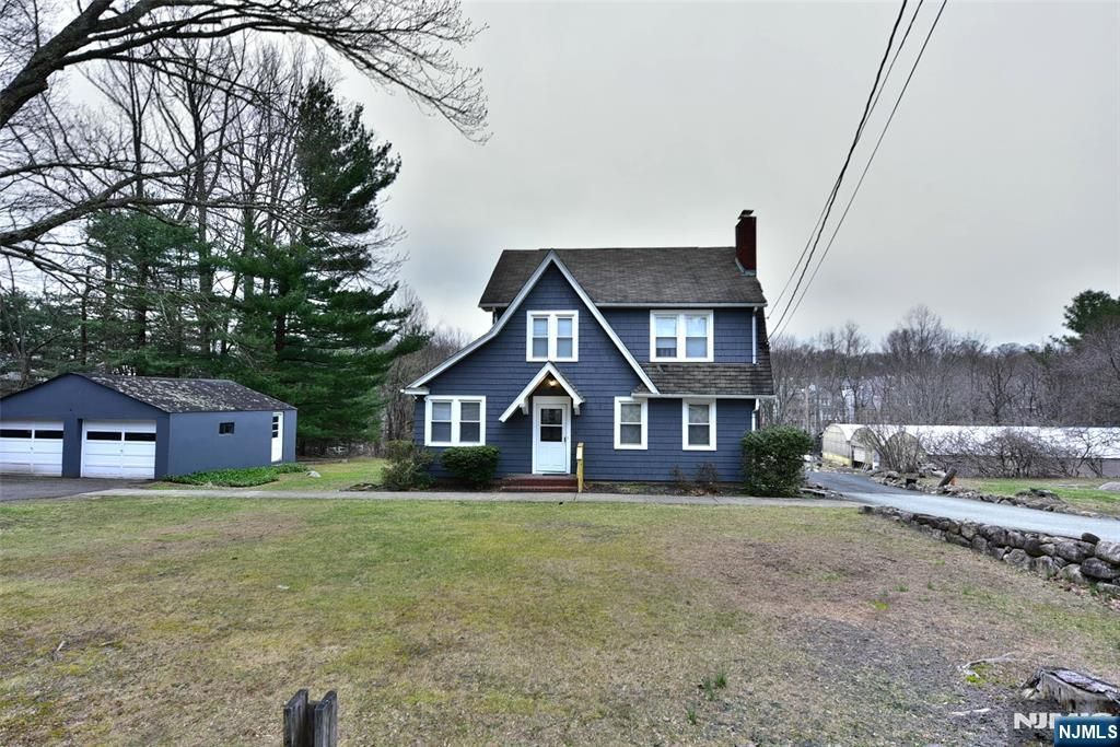 Photo of 182 Airmont Avenue, Mahwah, NJ 07430 (MLS # 26010120)