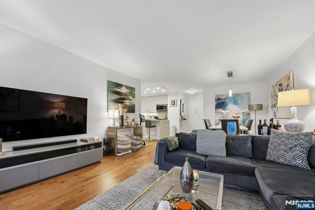 Photo of 555 North Avenue #1V, Fort Lee, NJ 07024 (MLS # 26016334)