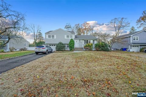 Photo of 194 Delmar Ave, Glen Rock, NJ 07452 (MLS # 25041116)