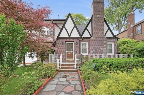 Photo of 497 Oakdene Avenue, Ridgefield, NJ 07657 (MLS # 26009909)