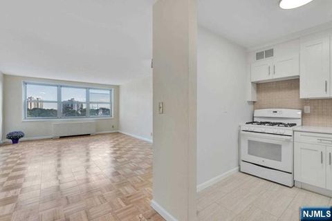 Photo of 2000 Linwood Ave #7N, Fort Lee, NJ 07024 (MLS # 26015035)