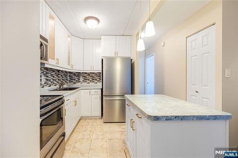 Photo of 250 Gorge Rd #29E, Cliffside Park, NJ 07010 (MLS # 26027151)