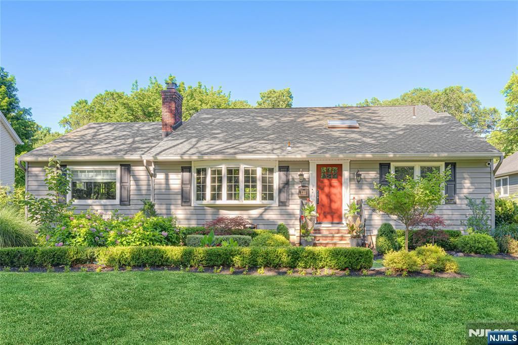 Photo of 131 Highwood Avenue, Glen Rock, NJ 07452 (MLS # 26026104)