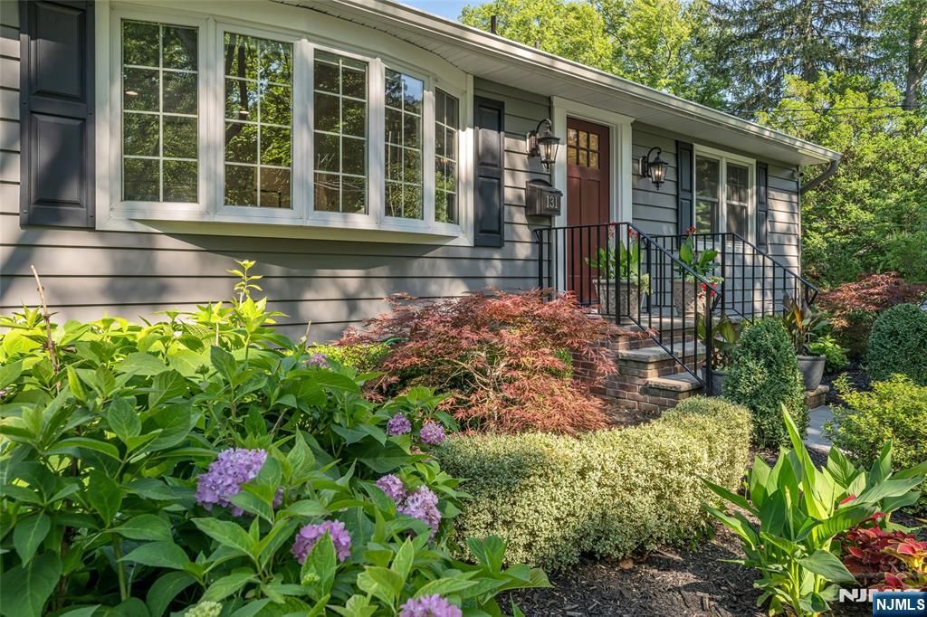 Photo of 131 Highwood Avenue, Glen Rock, NJ 07452 (MLS # 26026104)
