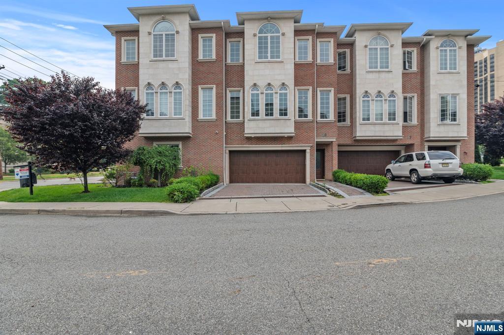 29 Cumbermeade Rd, Fort Lee, New Jersey - 4 Bedrooms  
3.5 Bathrooms  
12 Rooms - 