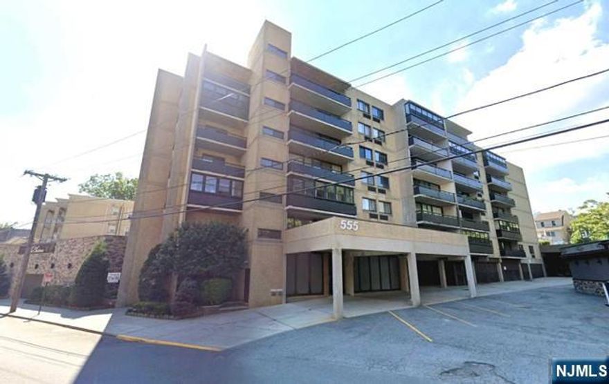 Chateau house, one-bed condo for sale. Features include one bed and one bath (848 Sqft), which need improvement. Open layout, Low maintenance fee $275 a month, and low tax $5266. It is very good for a first-home buyer or investor. One parking space is assigned at $65 a month. Price negotiable.