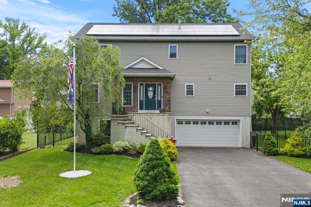 41 Sycamore Avenue, Hillsdale, New Jersey - 4 Bedrooms  
3 Bathrooms  
9 Rooms - 