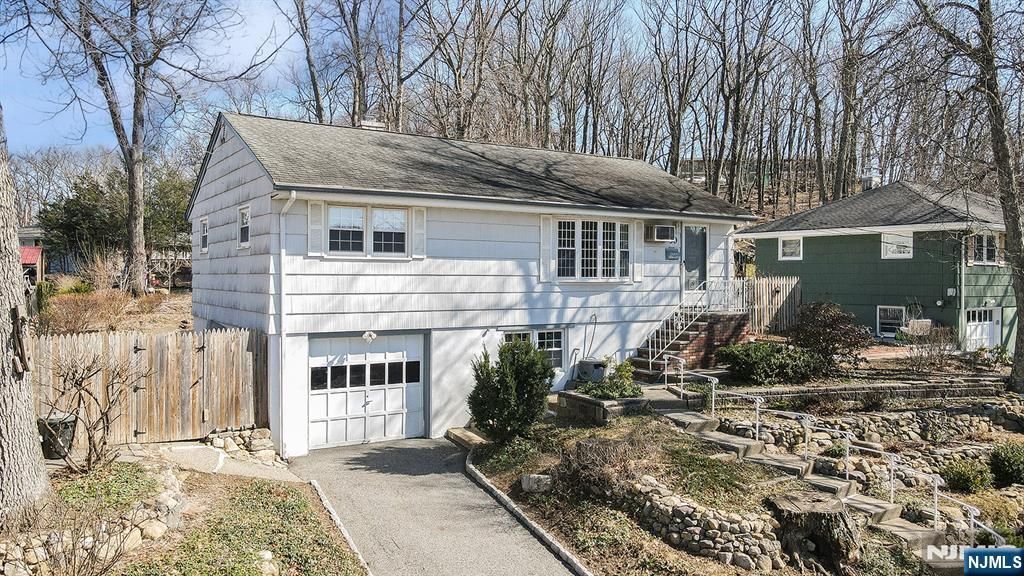 Photo of 50 Knolls Road, Bloomingdale, NJ 07403 (MLS # 26010198)