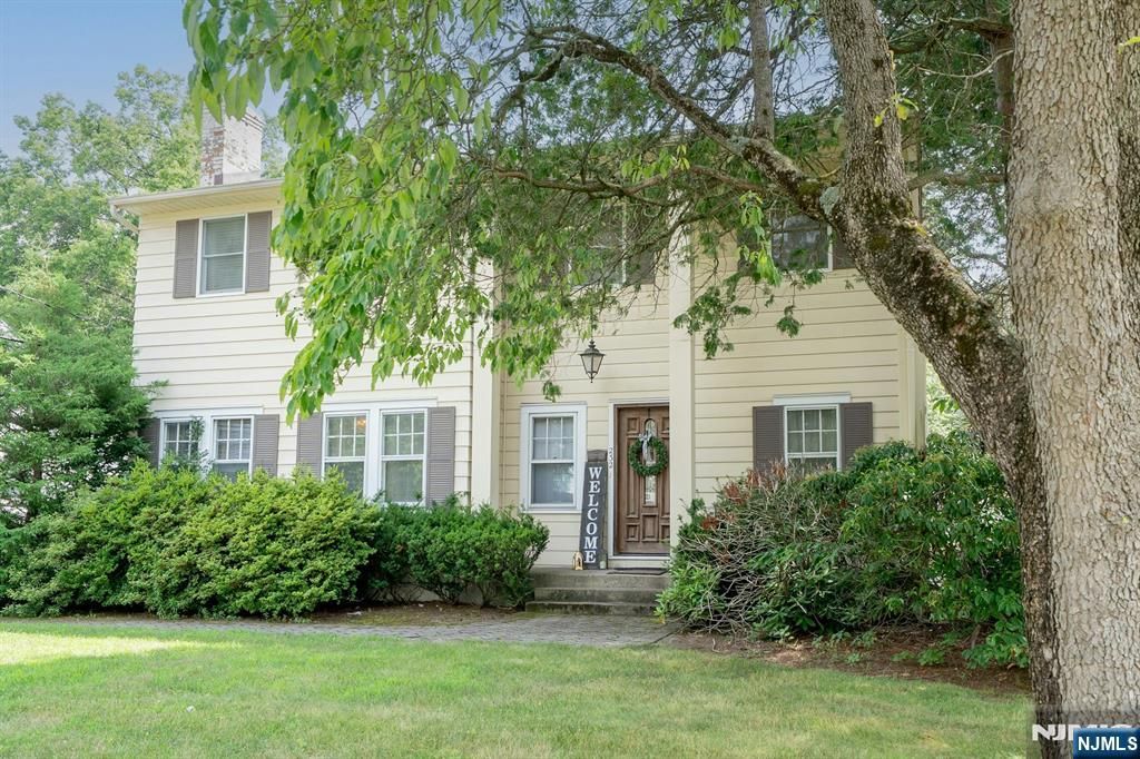 Photo of 232 W Midland Avenue, Paramus, NJ 07652 (MLS # 25040851)