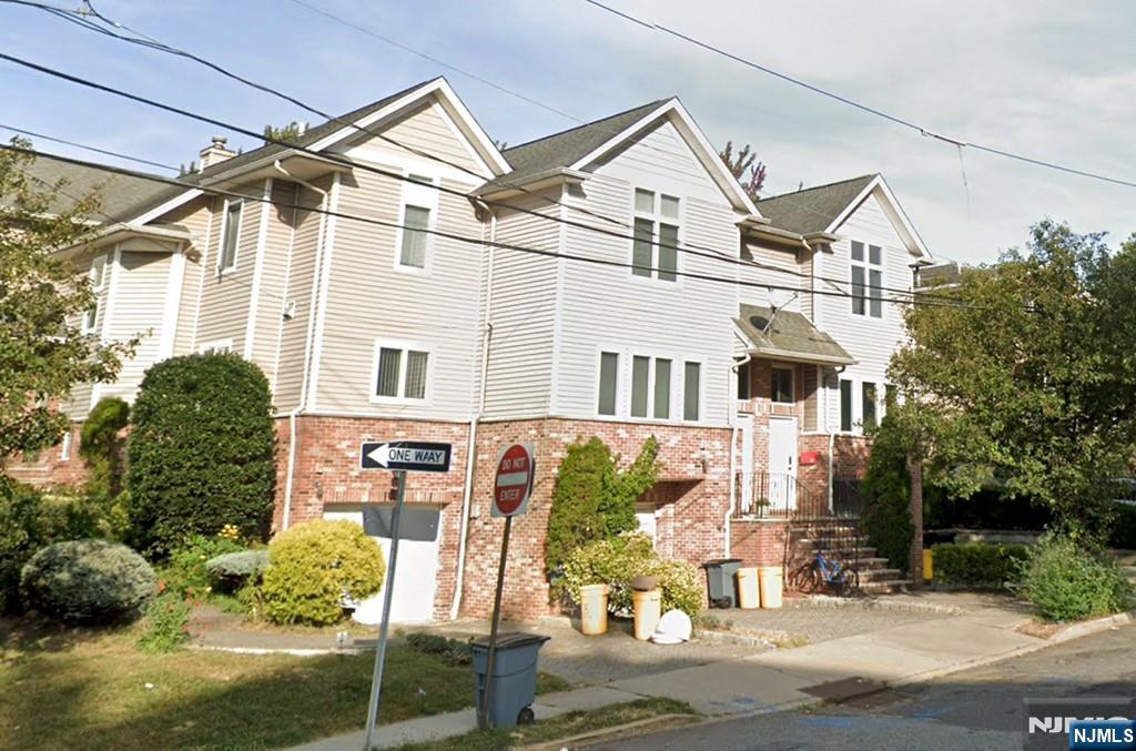 77 W Columbia Ave, Palisades Park, New Jersey - 4 Bedrooms  
4 Bathrooms  
4 Rooms - 
