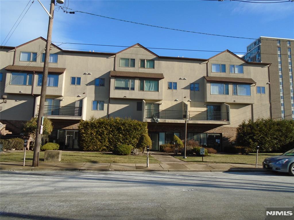 1317 15th St, Fort Lee, New Jersey - 2 Bedrooms  
3 Bathrooms  
7 Rooms - 