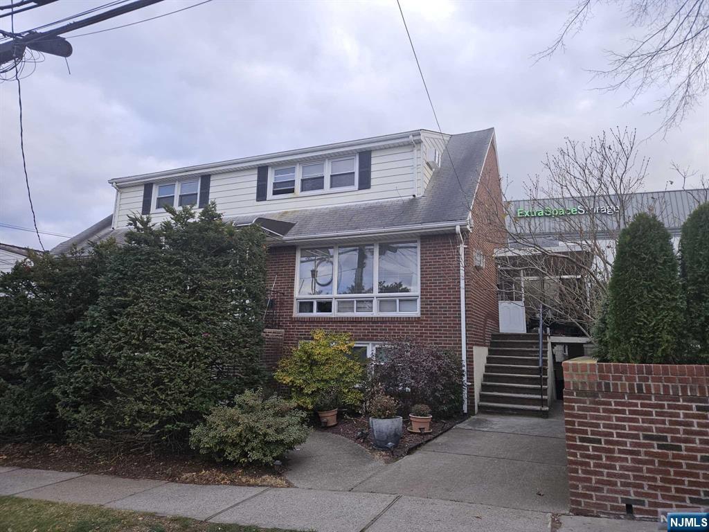 1680 Maple St 2nd Floor, Fort Lee, New Jersey - 2 Bedrooms  
1 Bathrooms  
3 Rooms - 