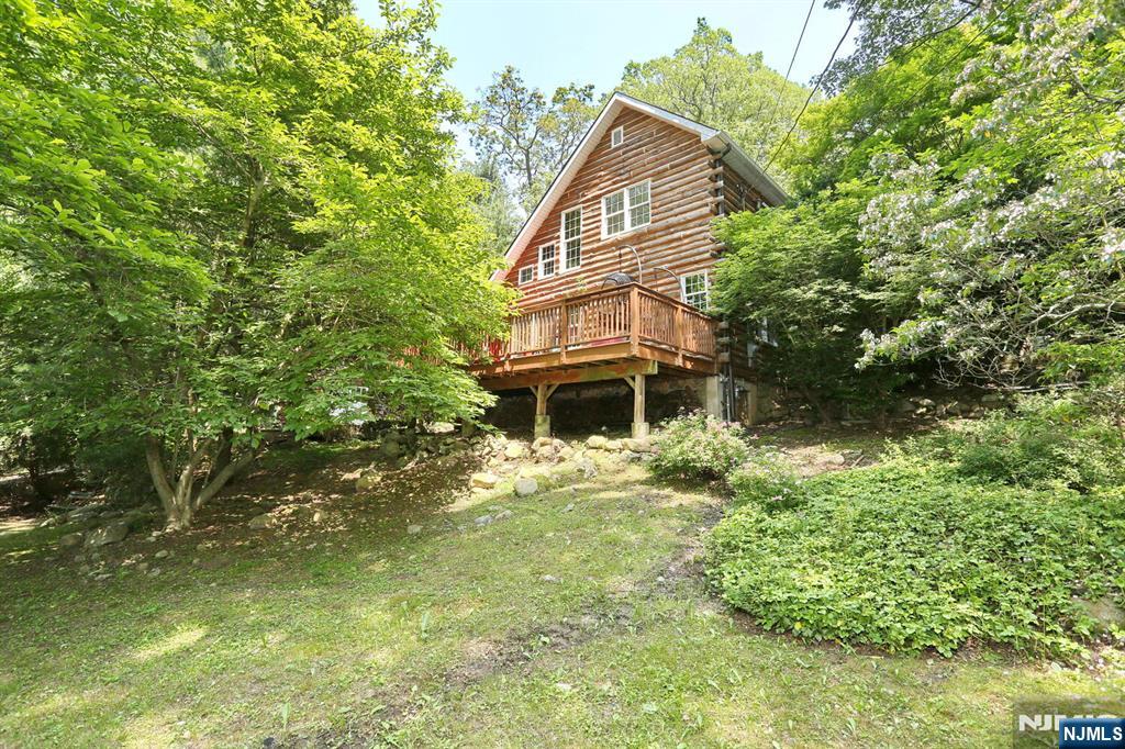 19 Mohawk Trail, Ringwood, New Jersey - 2 Bedrooms  
2 Bathrooms  
6 Rooms - 