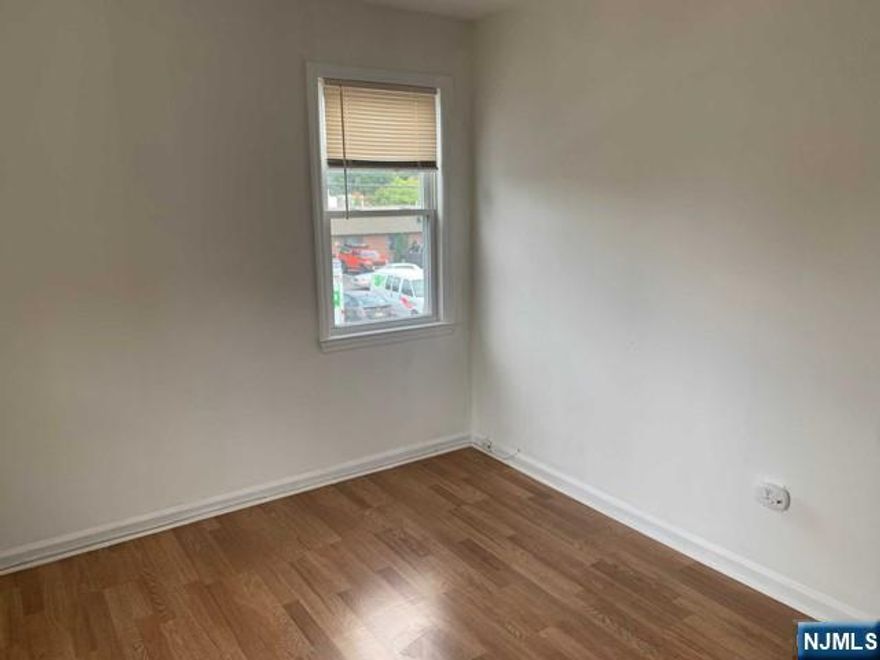 This is a second floor apartment with lots of room.New Kitchen and appliances. Pergo floor, good size rooms, nice dining area, Bright and sunny, Close to Buses
