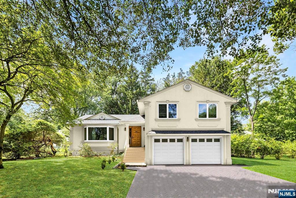 111 Ramille Ct, Paramus, New Jersey - 3 Bedrooms  
3 Bathrooms  
7 Rooms - 