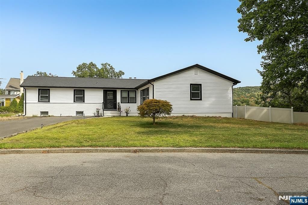 Photo of 112 Park Place, Pompton Lakes, NJ 07442 (MLS # 25035460)