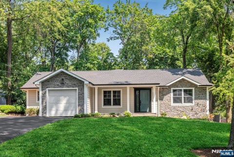 Photo of 5 Blanchfield Court, Ho-Ho-Kus, NJ 07423 (MLS # 26025367)
