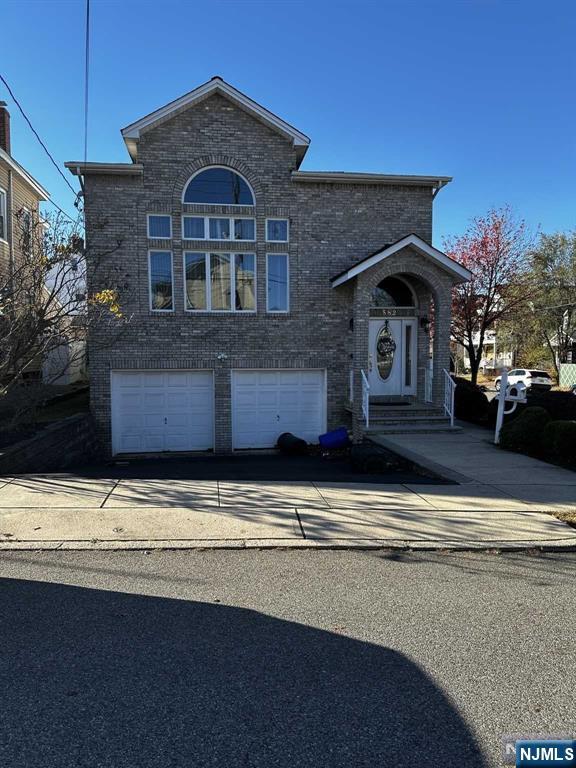 582 Broad Street, Carlstadt, New Jersey - 5 Bedrooms  
5 Bathrooms  
10 Rooms - 