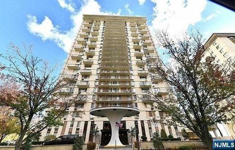 Photo of 160 Overlook Ave #18D, Hackensack, NJ 07601 (MLS # 25039763)