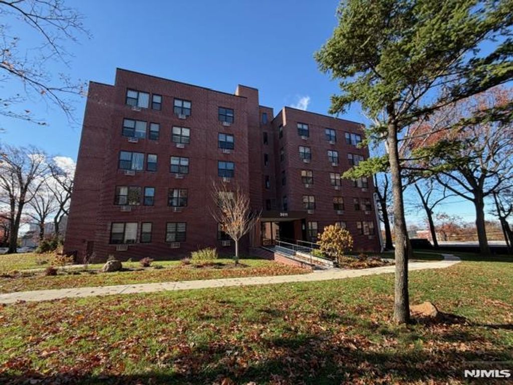 Photo of 3011 Edwin Avenue #3B, Fort Lee, NJ 07024 (MLS # 25044038)