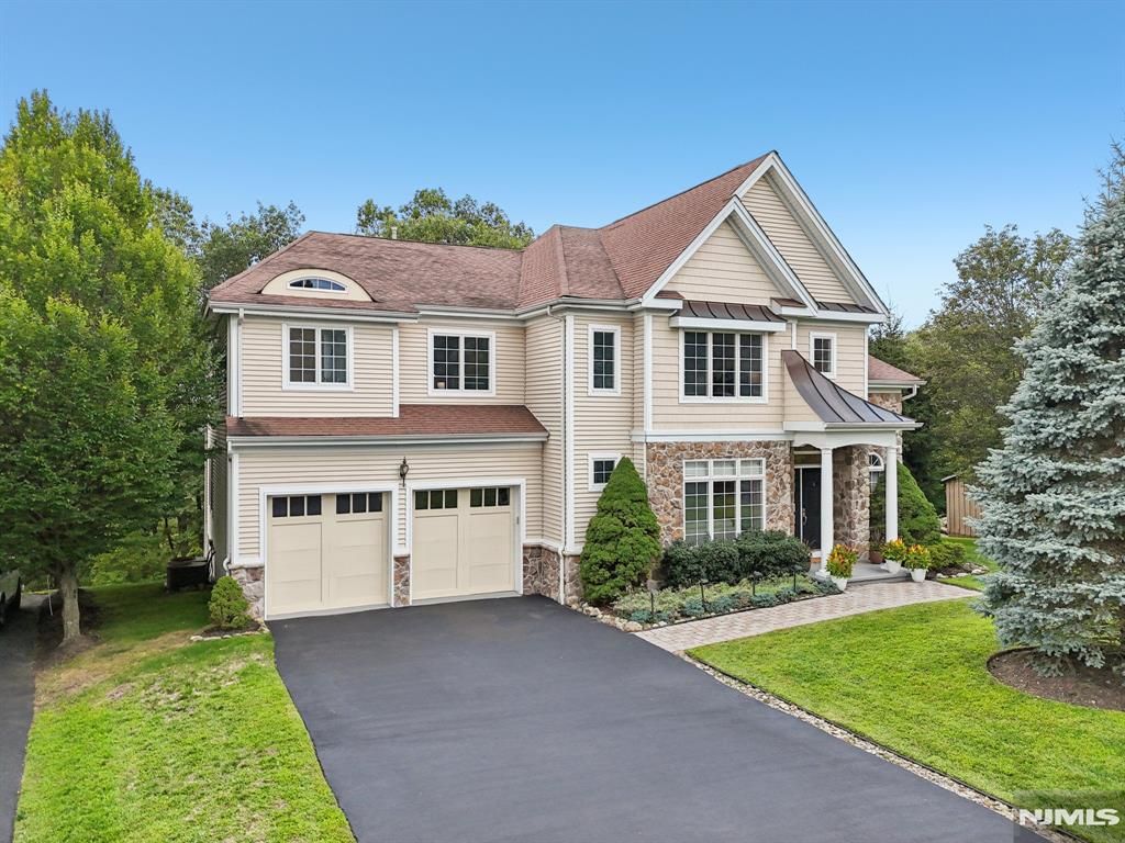 Photo of 4 Point View, Oakland, NJ 07436 (MLS # 25032260)