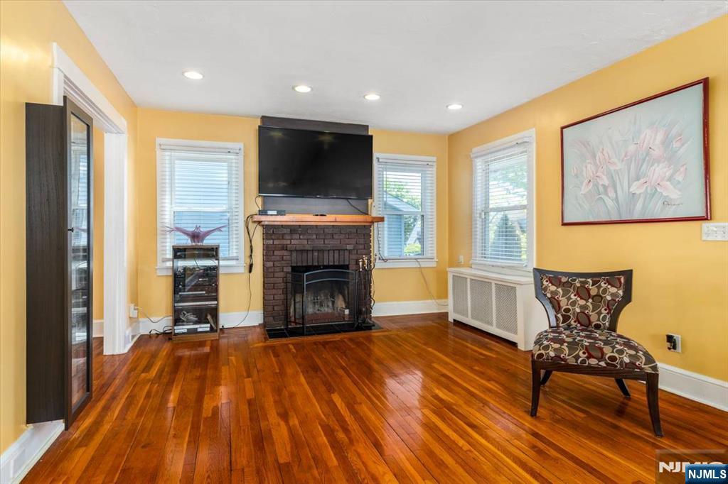 87 W Forest Avenue