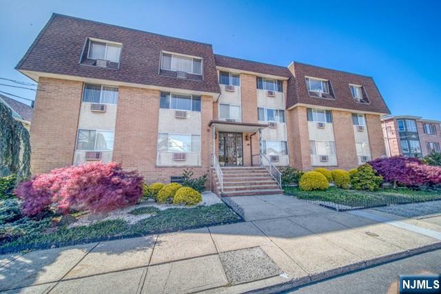 Rental Property at 227 13th St C8, Palisades Park, New Jersey - Bedrooms: 1 
Bathrooms: 1 
Rooms: 1  - $1,850 MO.
