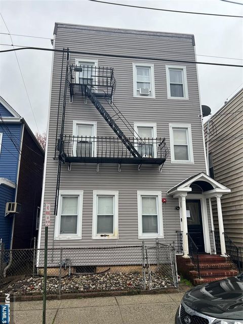 129 Lake Clifton NJ 07011