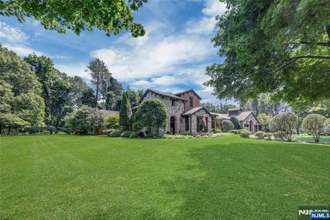 Photo of 900 Laurie Lane, Franklin Lakes, NJ 07417 (MLS # 26028826)