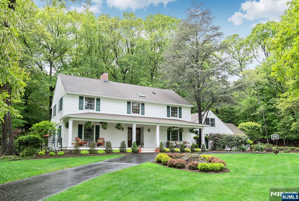 220 Ottowa Lane, Franklin Lakes, New Jersey - 5 Bedrooms  
4 Bathrooms  
11 Rooms - 