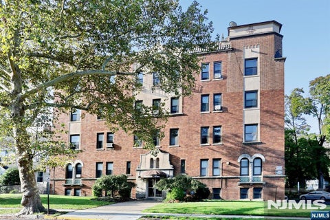 Photo of 303 Hamilton Place #A4, Hackensack, NJ 07601 (MLS # 26037557)